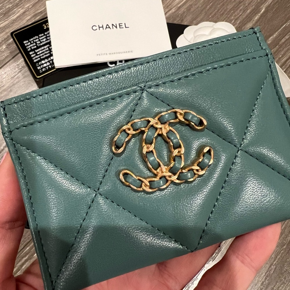 CHANEL Teal Quilted Leather Card Holder with Gold CC Logo - Picture 7 of 7